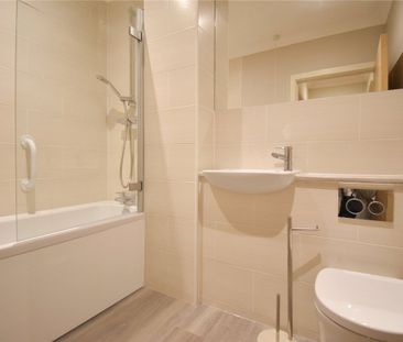 Well presented 2 bedroom second floor apartment for rent in Cambrid... - Photo 2