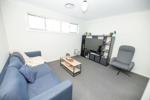 LARGE MODERN FIVE BEDROOM HOME! - Photo 1