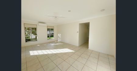 SPACIOUS MODERN TOWNHOUSE - Photo 4