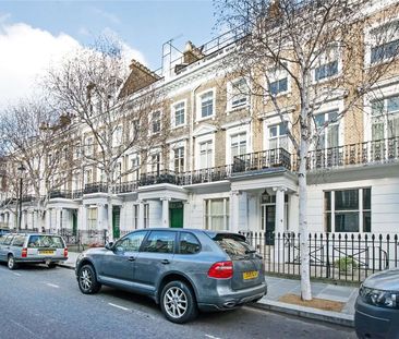 A fourth floor studio room in a lovely period building well located... - Photo 1