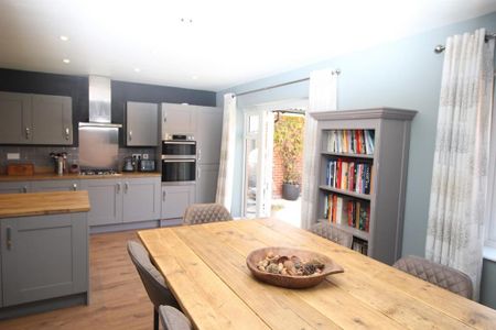 4 bedroom detached house to rent - Photo 3