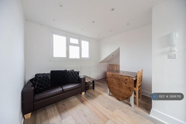 3 bedroom flat to rent - Photo 1