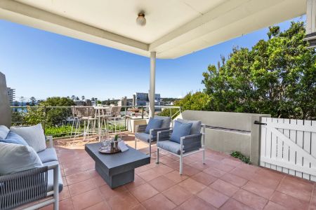 Boutique Beachside Retreat, Vast Terrace and Courtyard plus Sweeping Ocean Views - Photo 4