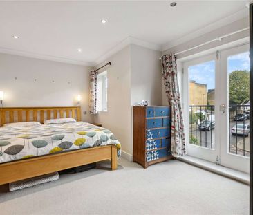 A stunning flat with its own street entrance, occupying the entire ... - Photo 3