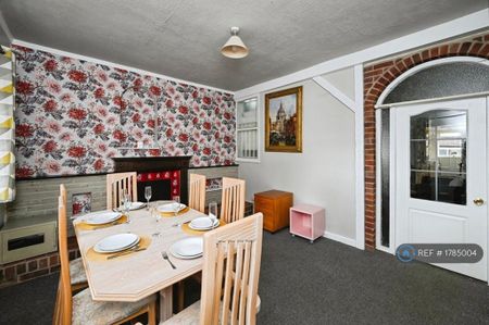 3 bedroom semi-detached house to rent - Photo 3