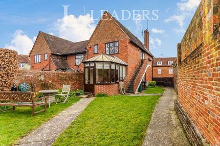 North Close, St Martins Square, PO19 - Photo 3