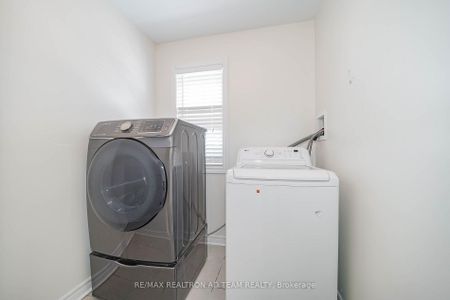 For Lease - 10 Campview Street, Whitby, Ontario - Photo 2