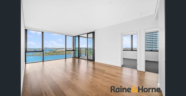 'The Peake' Near New 3 Bedroom Apartment with Panoramic Water & City Views - Photo 1
