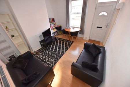 2 bedroom House in Harold Place, Leeds - Photo 3