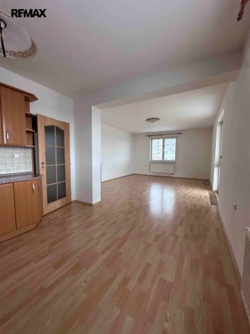 Pronájem bytu 2+kk v klidné lokalitě s parkováním u domu - Fotografie 2