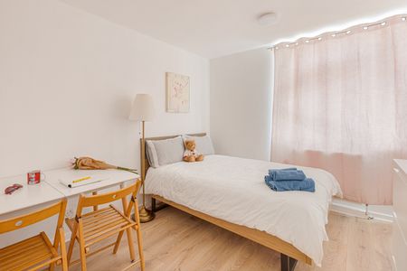 4 Bed Flat, Bush Court, W12 - Photo 3