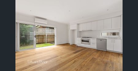 Family living in a fantastic locale - Photo 3