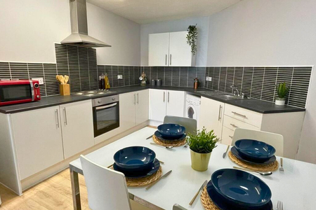 1 bedroom in a house share to rent - Photo 2