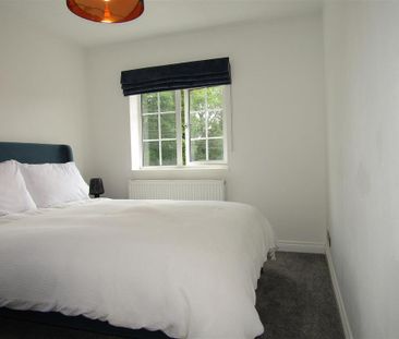 4 bedroom end of terrace house to rent - Photo 2