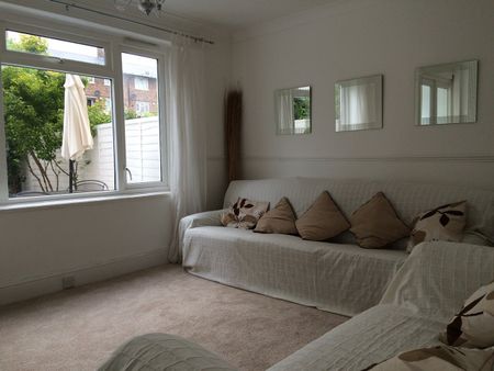 3 Bed Terraced House, Morris House, SW4 - Photo 2