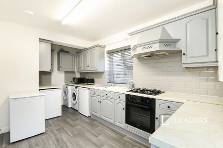 1 bedroom in a house share to rent - Photo 4