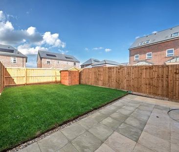 Ilex Drive, Fiddington Fields, Tewkesbury, Gloucestershire - Photo 2