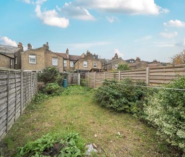 3 bedroom House To Let Total Size: 1159 SQ FT - Photo 2