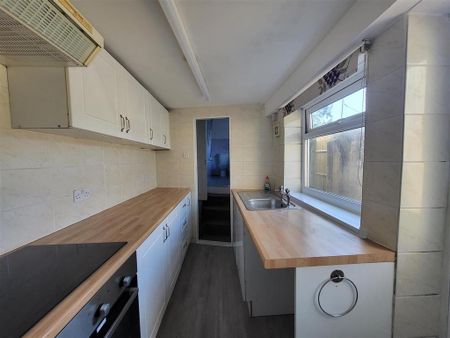 2 bedroom end of terrace house to rent - Photo 3
