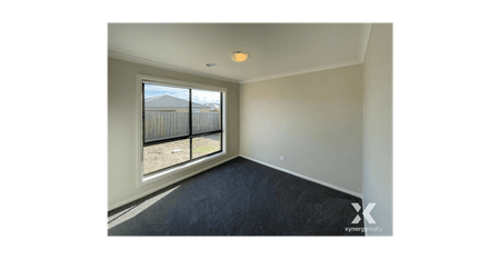 Spacious Family Home With Modern Comforts and Ideal Convenience - Photo 3