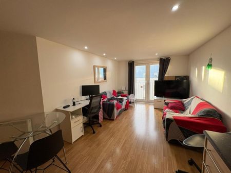 2 bedroom Flat To Let - Photo 2