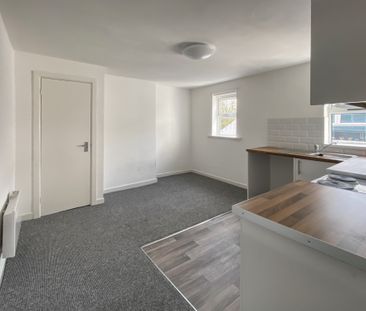 First Floor Flat, 19 Ely Road, Cardiff CF5 2JF - Photo 3