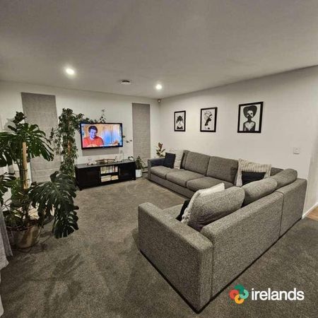 Spacious 4-Bedroom Home in Woodend - Photo 5