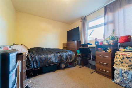 6 bedroom house to rent - Photo 2