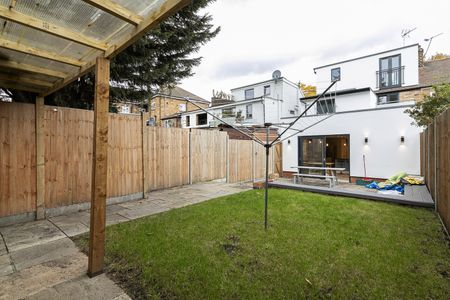 6 Bed Semi-Detached House, Twyford Abbey Road, NW10 - Photo 2