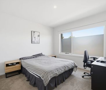 Modern & Low-Maintenance Townhouse in Prime Location - Photo 3