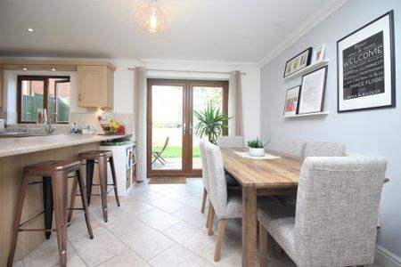 4 bedroom detached house to rent - Photo 4