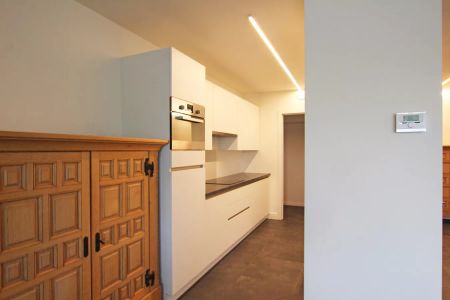 Ruim, gelijkvloers appartement met 2 slaapkamers, terras en een autostaanplaats! - Photo 4