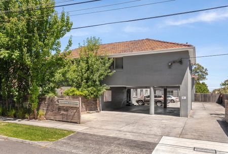 A STYLISH ABODE IN A DREAM LOCATION-6 MONTH LEASE ONLY - Photo 3