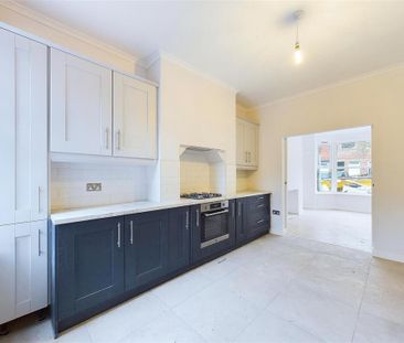 3 bedroom end of terrace house to rent - Photo 4