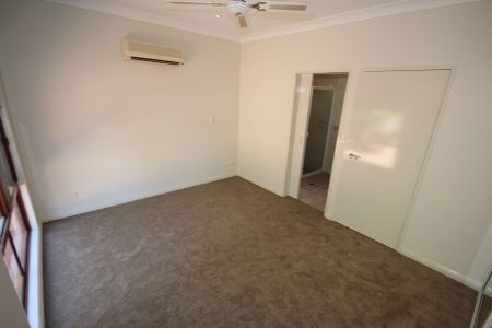 Three Bedroom Duplex in Eastside - Photo 2