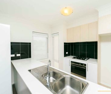 Spacious two storey townhouse, minutes to Gungahlin Town Centre - Photo 4