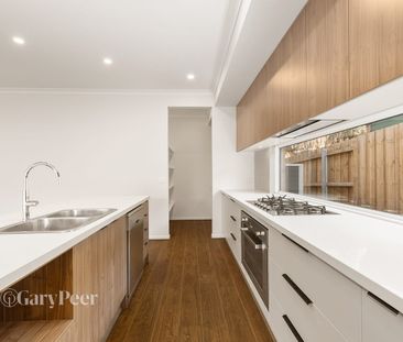 Hampton-Style 4 Bedroom Townhouse - Photo 2