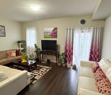 Spacious 3 Bedroom Townhome In Kintalla Of Redstone!! - Photo 1