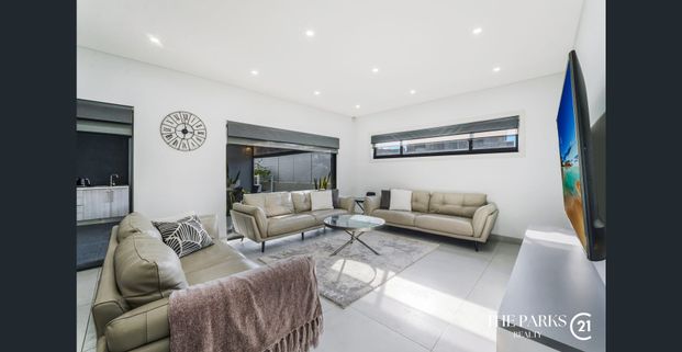 Stunning Modern Luxury Home ! - Photo 1