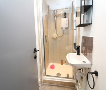 1 bedroom in a house share to rent - Photo 2