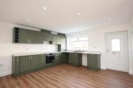 3 bedroom end of terrace house to rent - Photo 2