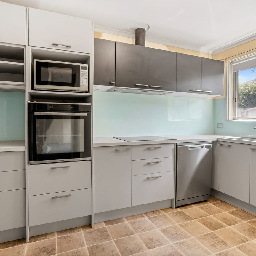 Cosy Unit in a Fantastic Location - Photo 1