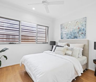 Elegant Waterfront Townhouse in the Heart of Emerald Lakes - Photo 5