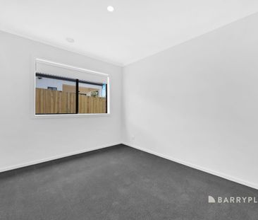 Family Home with Two Living Areas! - Photo 3