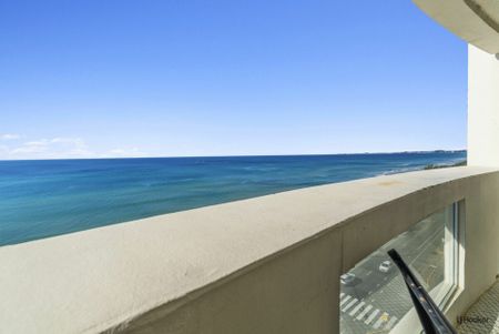 FULLY FURNISHED THREE BEDROOM BEACHFRONT APARTMENT - Photo 4