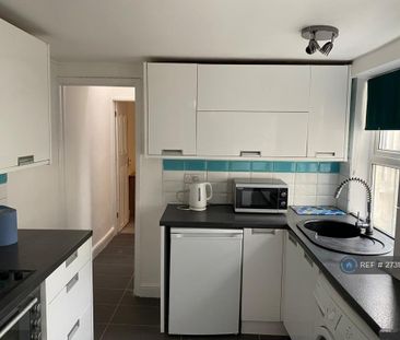 1 bedroom in a house share to rent - Photo 2