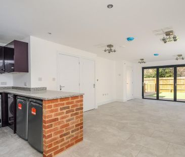 3 bedroom end of terrace house to rent - Photo 2