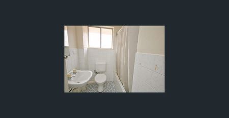 Updated 2 level, townhouse style residence - Photo 4