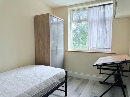 6 bedroom semi-detached house to rent - Photo 4