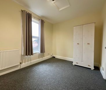 3 bedroom Mid Terraced House to let - Photo 6